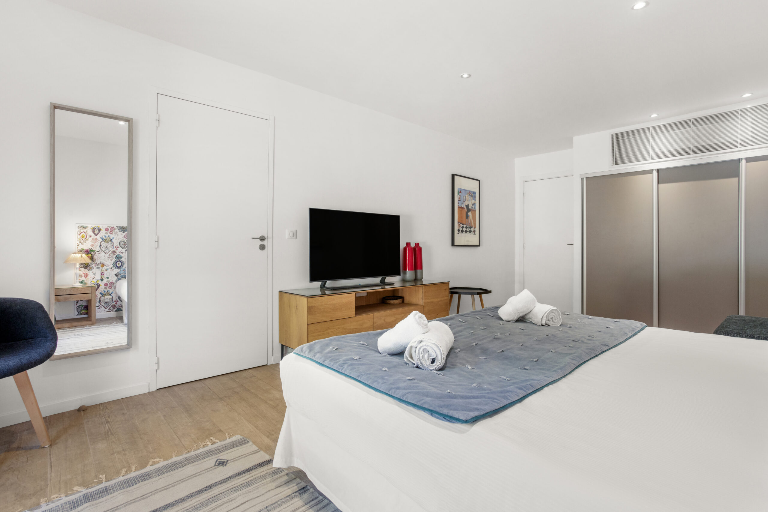 Coral suite bedroom at Villa Cycas featuring a bright interior, flat-screen TV and refined decor