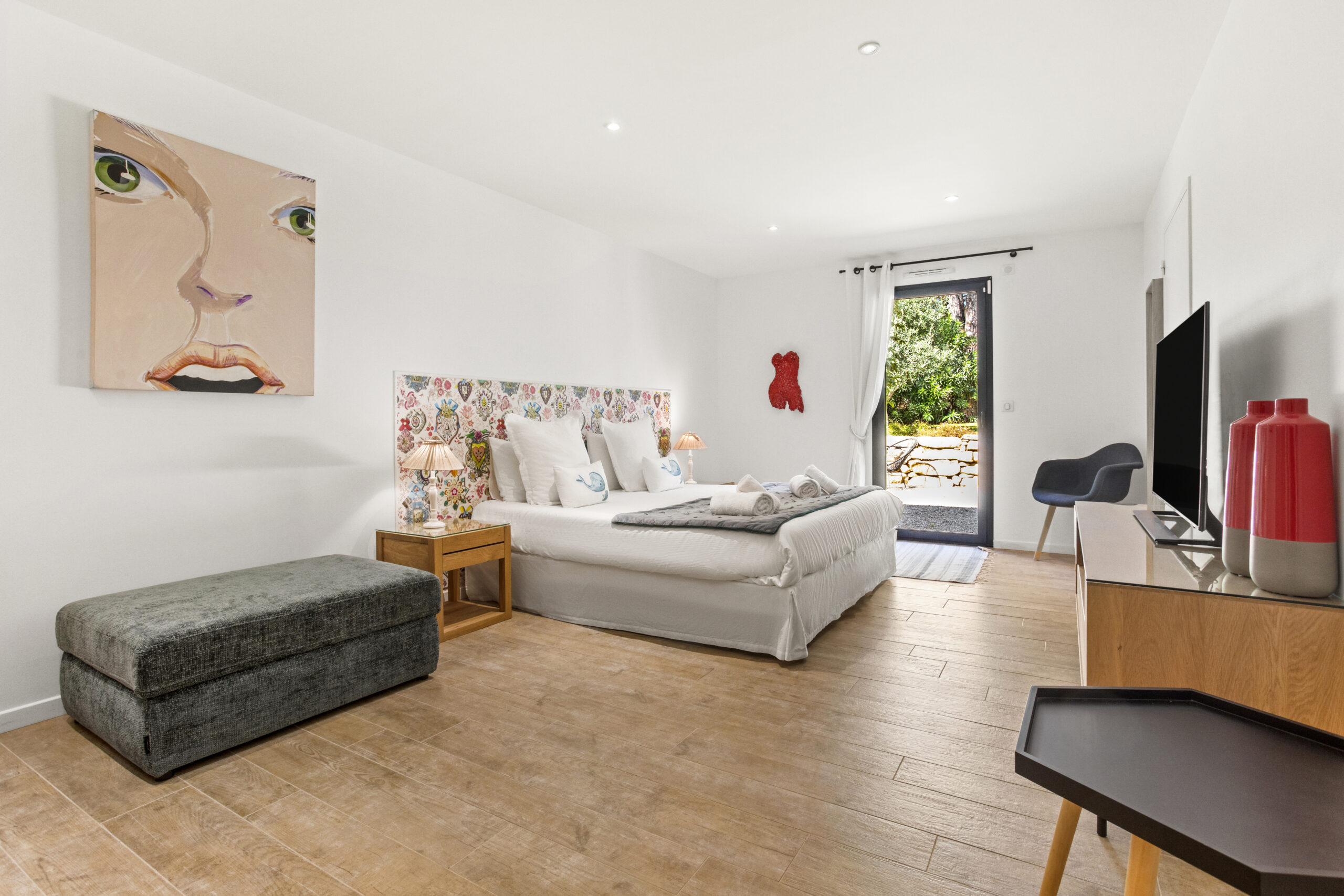 Coral suite bedroom at Villa Cycas with colorful headboard, king-size bed and direct access to the garden