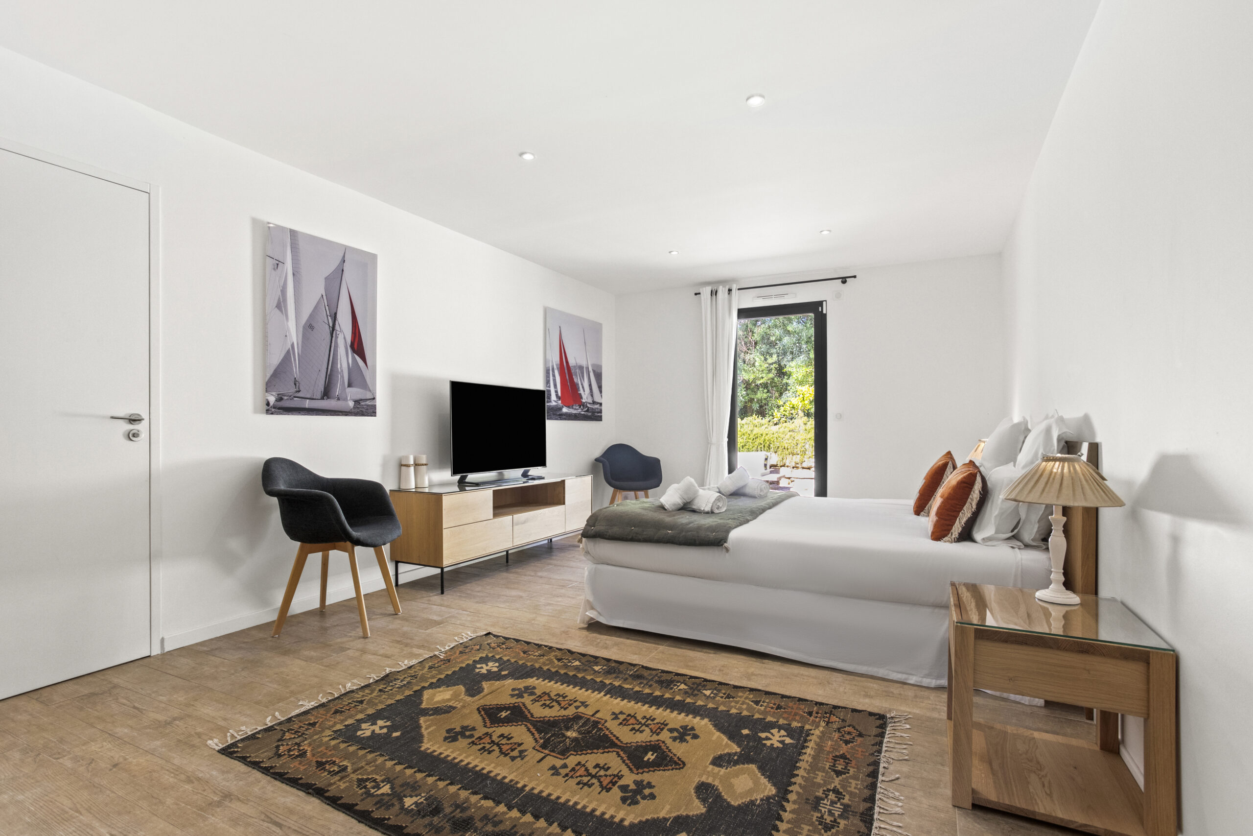 Sand suite bedroom at Villa Cycas with lounge area, flat-screen TV and calm atmosphere